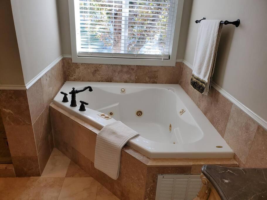 Sleeps16, Spacious Home, Close To Downtown, Beltline, And Walk To Restaurants, 75" Tv, 2 Person Jacuzzi, Ping Pong AtlantaAtlanta  Kültér fotó