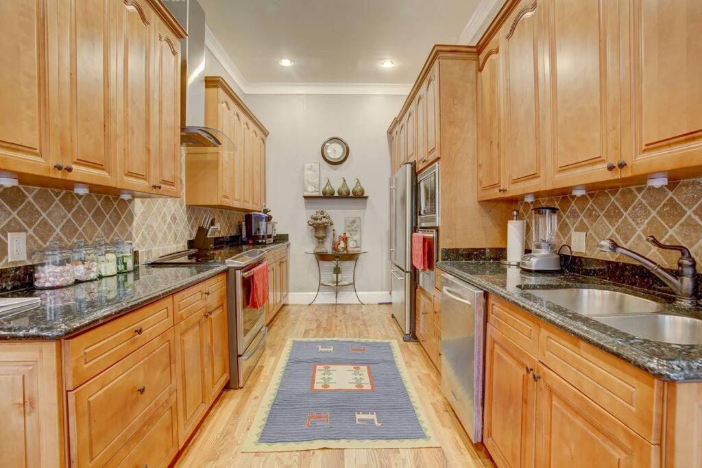 Sleeps16, Spacious Home, Close To Downtown, Beltline, And Walk To Restaurants, 75" Tv, 2 Person Jacuzzi, Ping Pong AtlantaAtlanta  Kültér fotó
